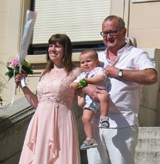 Une image contenant personne, habits, sourire, mariage

Description gnre automatiquement
